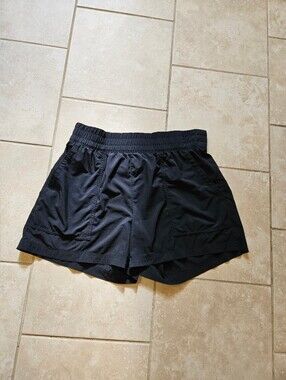 Athleta Wayfind Shorts Size Medium
